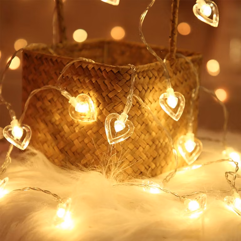 Catena luminosa con 20 LED a forma di cuore, lunghezza 3 metri, luce bianco caldo, alimentazione a batteria