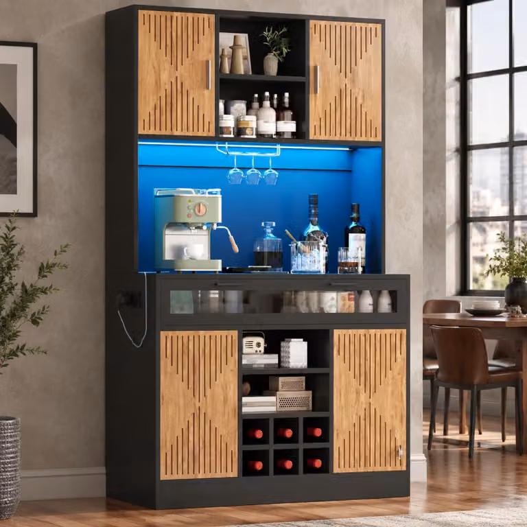 Armadio da cucina con illuminazione a LED e prese elettriche, dispensa con ante a ribalta in vetro e portabicchieri, cantinetta per vini con ripiano estraibile