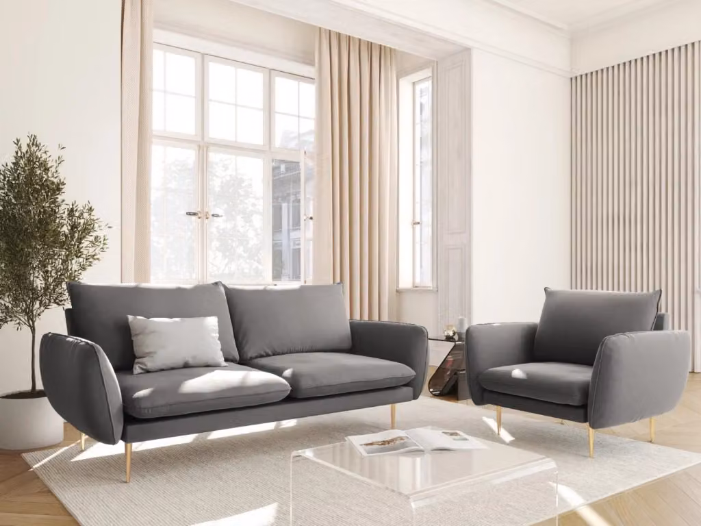 Divano 2 posti Vienna di Cosmopolitan Design in velluto grigio chiaro con dettagli oro e struttura in metallo – 2