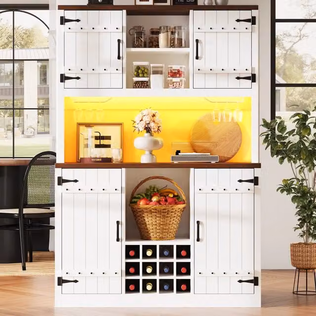 Armadio alto stile porta di granaio con illuminazione LED RGB, scaffale cucina con vani chiusi e ripiani aperti, look vintage industriale, ripiani regolabili, portabottiglie vino, bianco