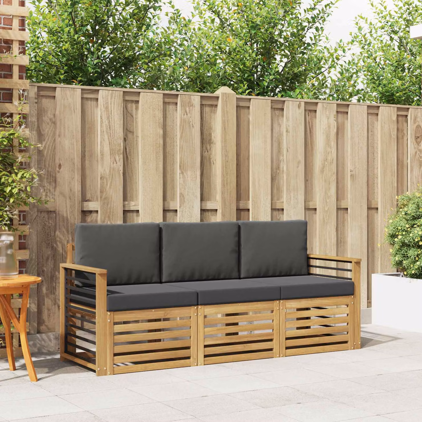 Set di divani da giardino vidaXL in legno di acacia con cuscini bianchi e antracite in poliestere resistente ai raggi UV