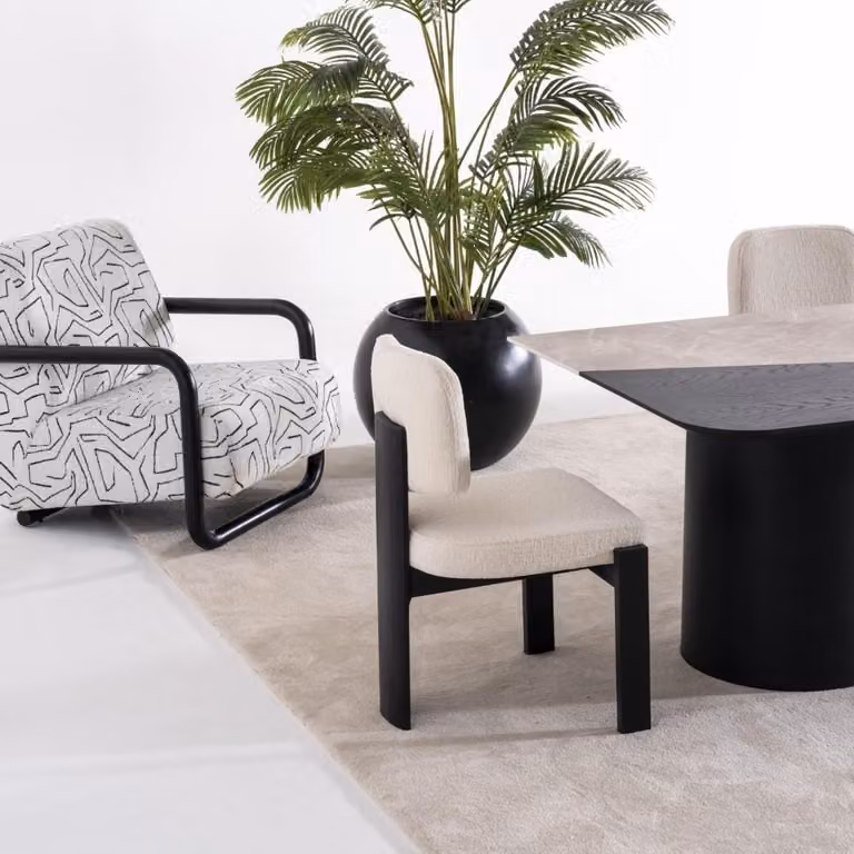 Beiger Holzstuhl im eleganten Design
