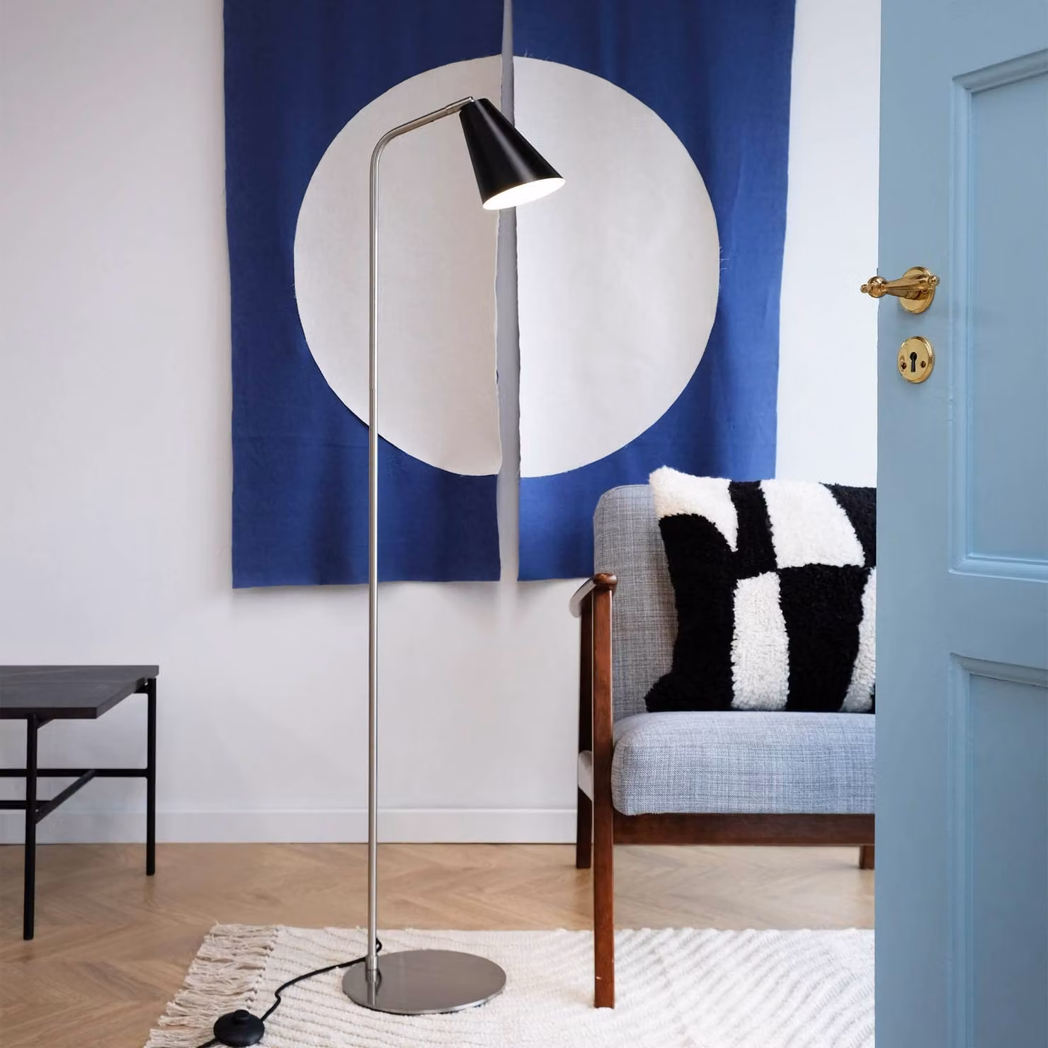 Dyberg Larsen Lampada da terra Oswald, Alluminio / Grigio / Zincato, Soggiorno / Sala da pranzo, Metallo, Design, Lampada da terra