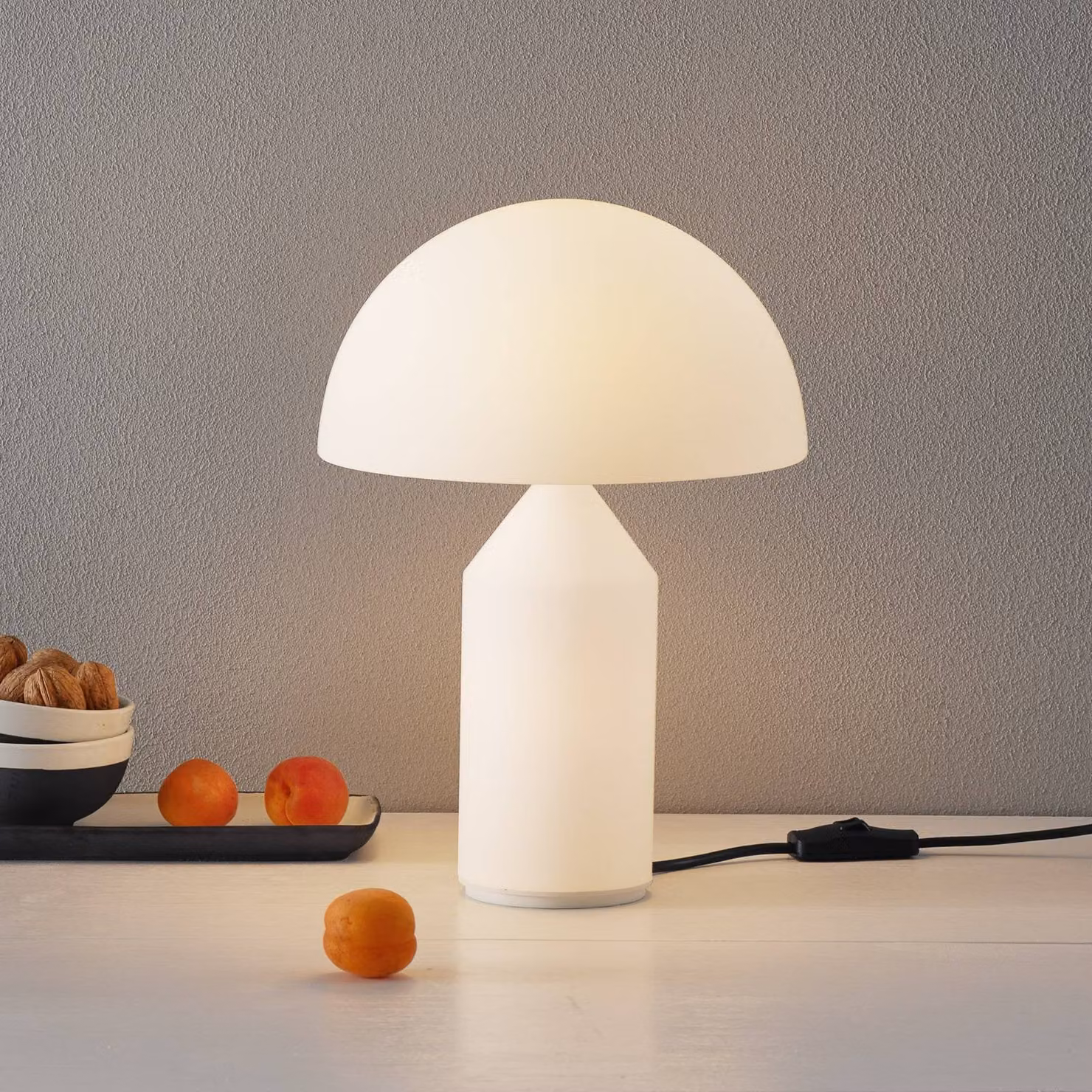 Oluce Lampada da tavolo di design ATOLLO, Bianco / Opale, Soggiorno / Sala da pranzo, Metallo, Design, Lampada da tavolo