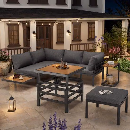Set di mobili da giardino (2 panche a due posti più 1 poggiapiedi), tavolo con piano in plastica, struttura in acciaio zincato, cuscini e imbottiture per le sedute inclusi, con un piccolo vassoio di servizio e un piccolo ripiano estraibile