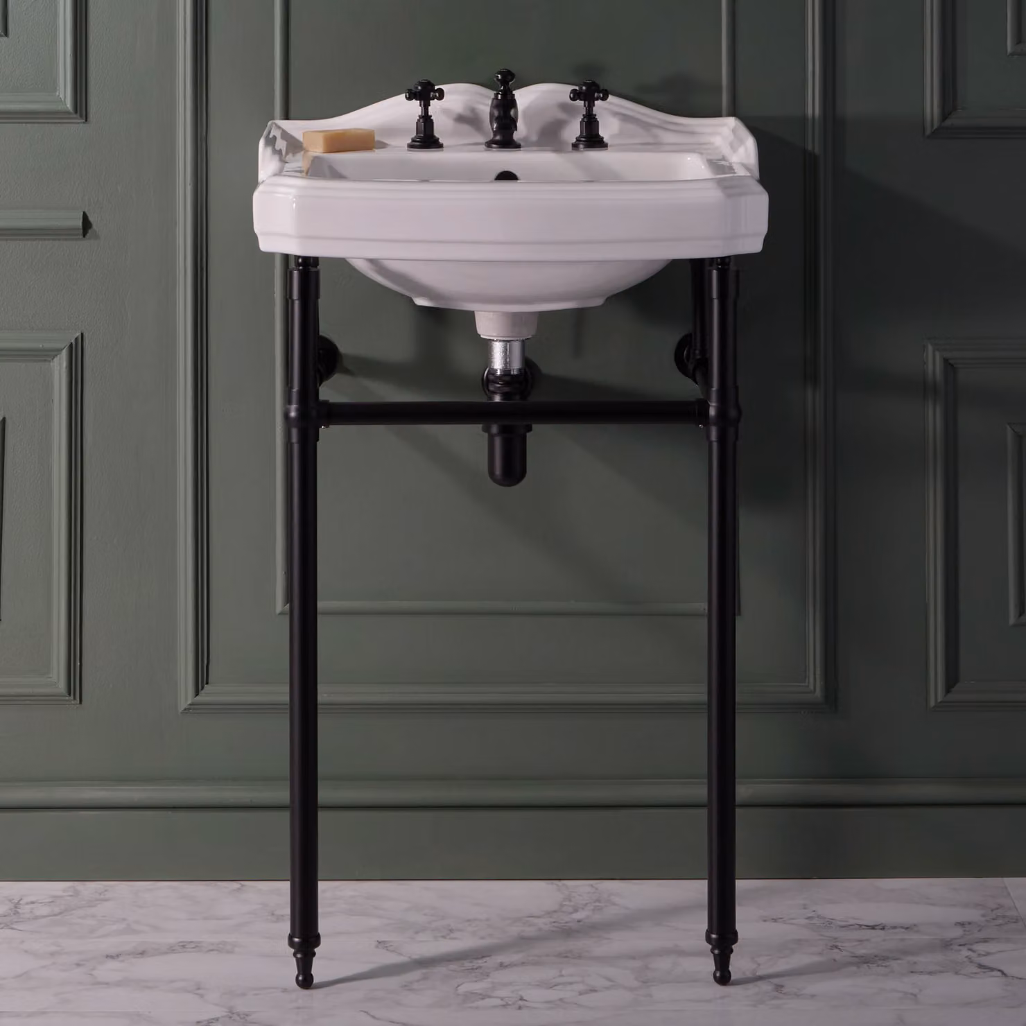 Lavabo Tradizionale 590mm 3 Fori con Consolle Nera Regent - Hudson Reed