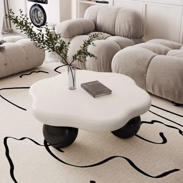Tavolino basso a nuvola MIVRAY in MDF bianco crema con gambe sferiche nere L: 80 cm, H: 35 cm – 1