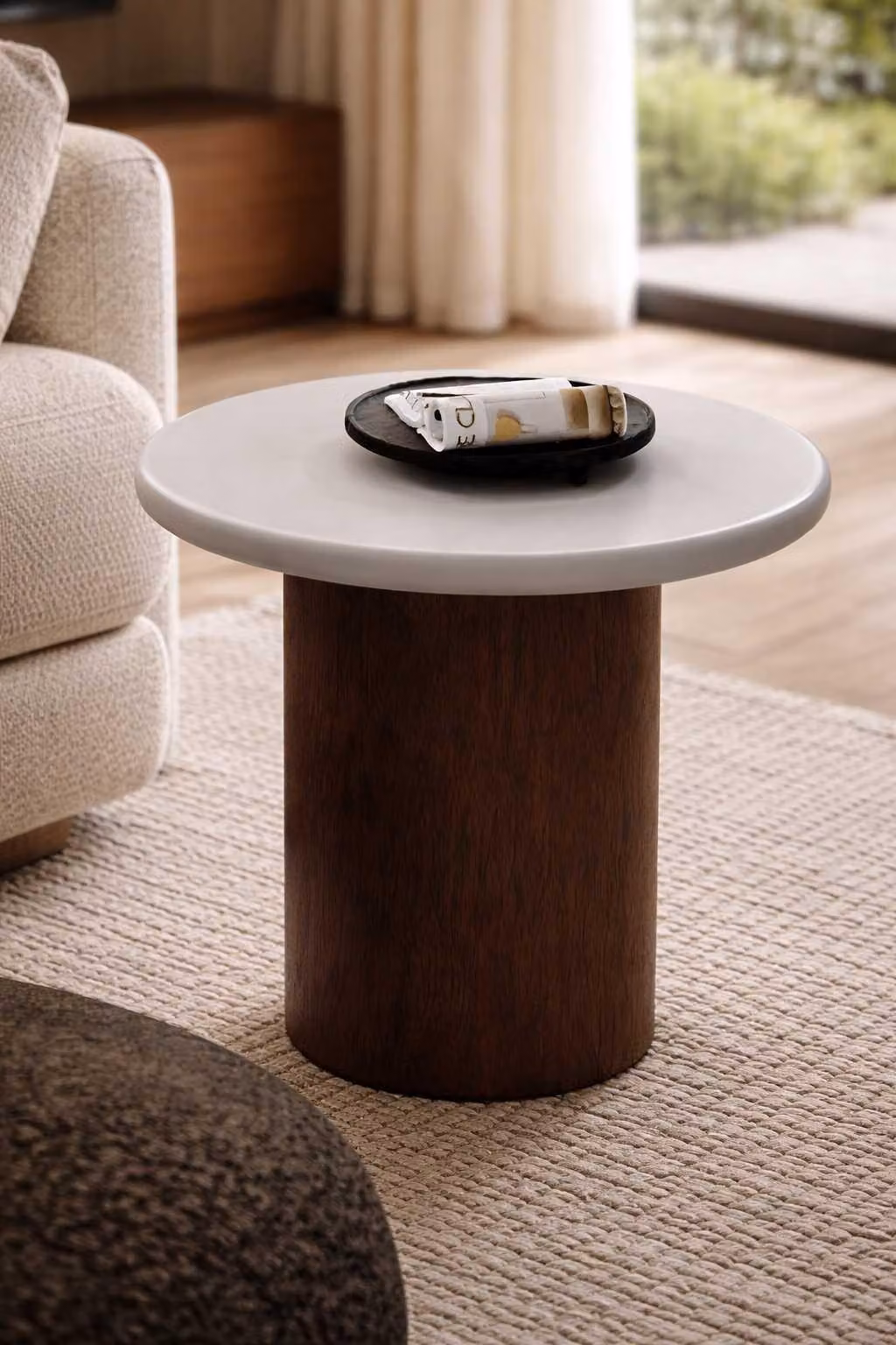 Tavolino rotondo dal design moderno, struttura robusta, ideale per il soggiorno