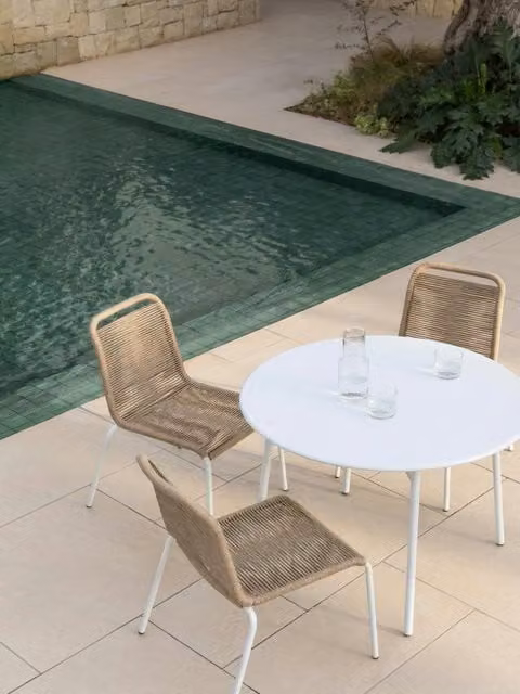 Set da giardino Kenay Home composto da tavolo rotondo Loise bianco diametro 90 cm e 4 sedie Bowen bianche in metallo
