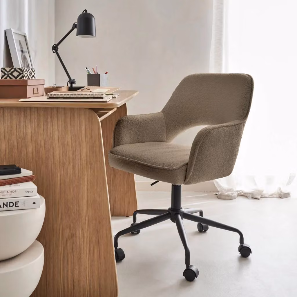 Sedia da ufficio Sweeek in tessuto bouclé beige con rotelle e design minimalista – 2
