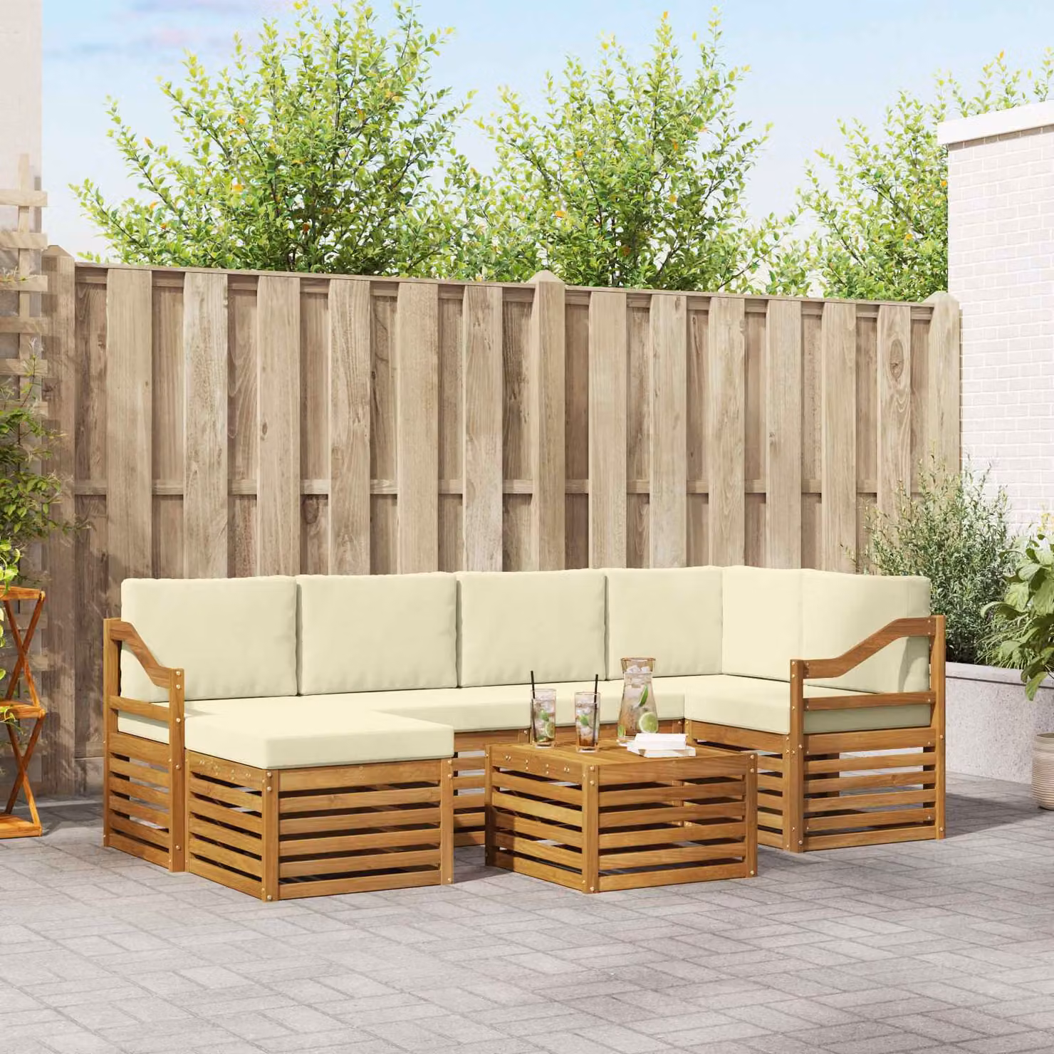 Set di divani da esterno vidaXL 7 pz in legno di acacia con tavolo e pouf, colore beige e bianco
