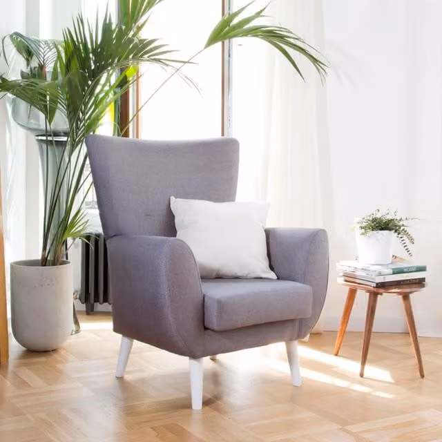 Poltrona Banak in stile scandinavo con braccioli, rivestimento in tessuto bianco e grigio con struttura in legno e imbottitura in schiuma