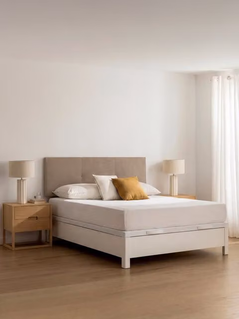 Letto contenitore moderno con base a sollevamento Kenay Home, rivestito in tessuto bianco, L/P: 150 x 190 cm