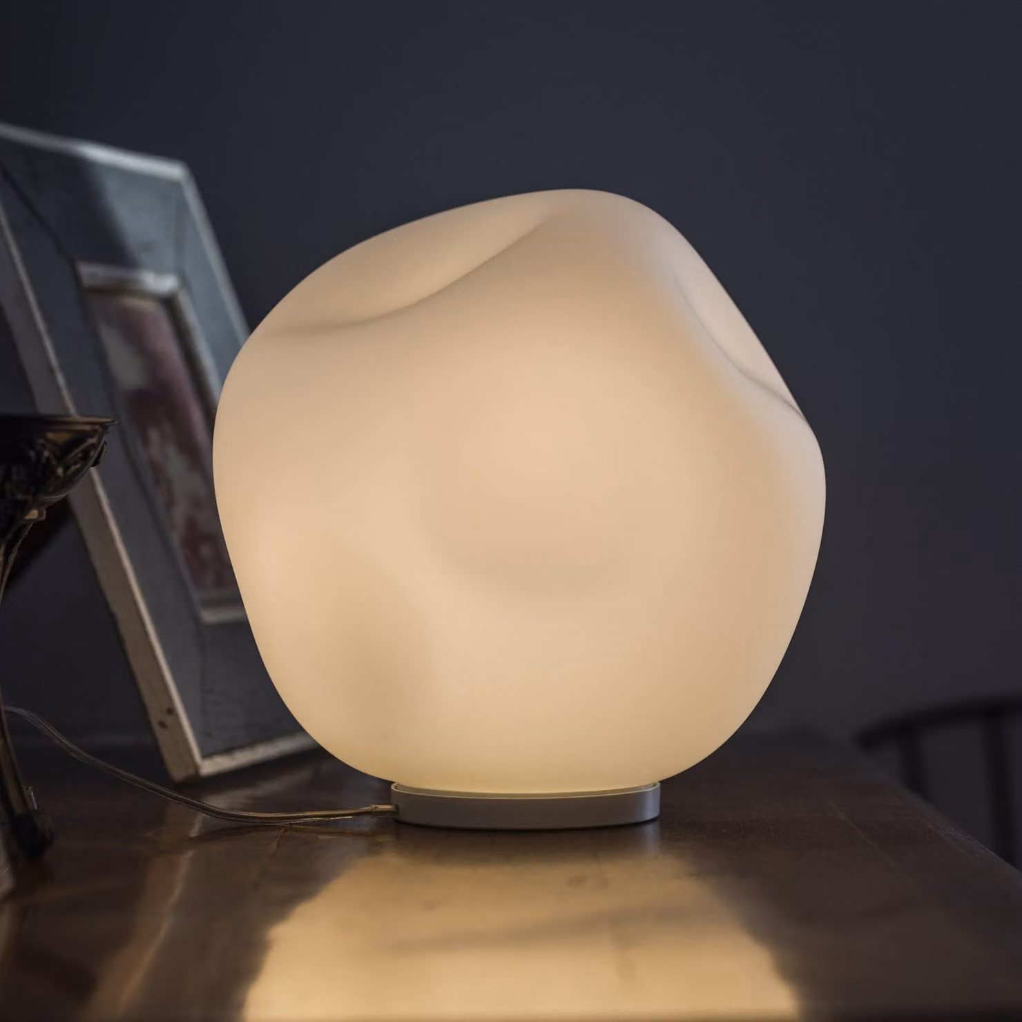 Foscarini Lampada da tavolo di design Hoba Midi, Bianco / Opale, Soggiorno / Sala da pranzo, Vetro, Design, Lampada da tavolo