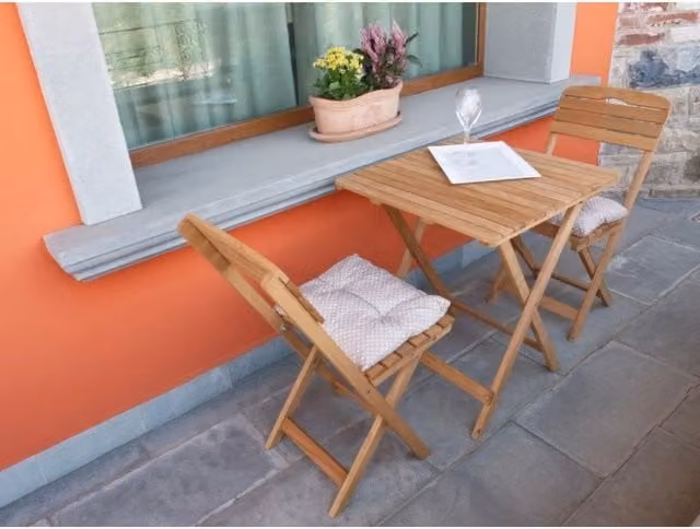 Set tavolo e sedie pieghevoli da giardino Losa in legno marrone con cuscini, ideale per balcone e terrazzo