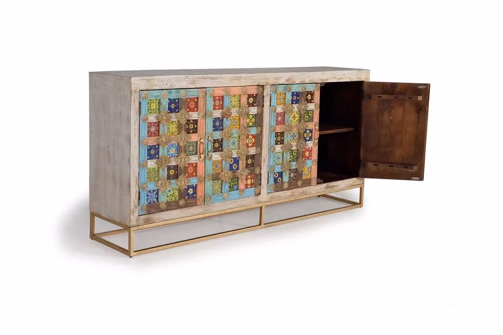 Credenza etnica a 4 ante in legno di mango intarsiato con decorazioni floreali in maiolica e dettagli in metallo oro e bianco – 2