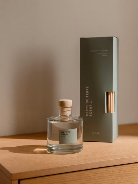 Diffusore di fragranza a bastoncini Mikado Verte de Terre Kenay Home con flacone in vetro trasparente da 8 l