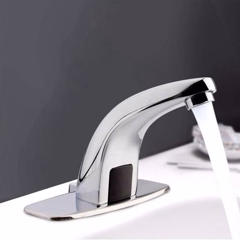 Rubinetto con sensore a infrarossi: efficiente dal punto di vista energetico e igienico, finitura cromata, adatto per bagno e cucina, design moderno