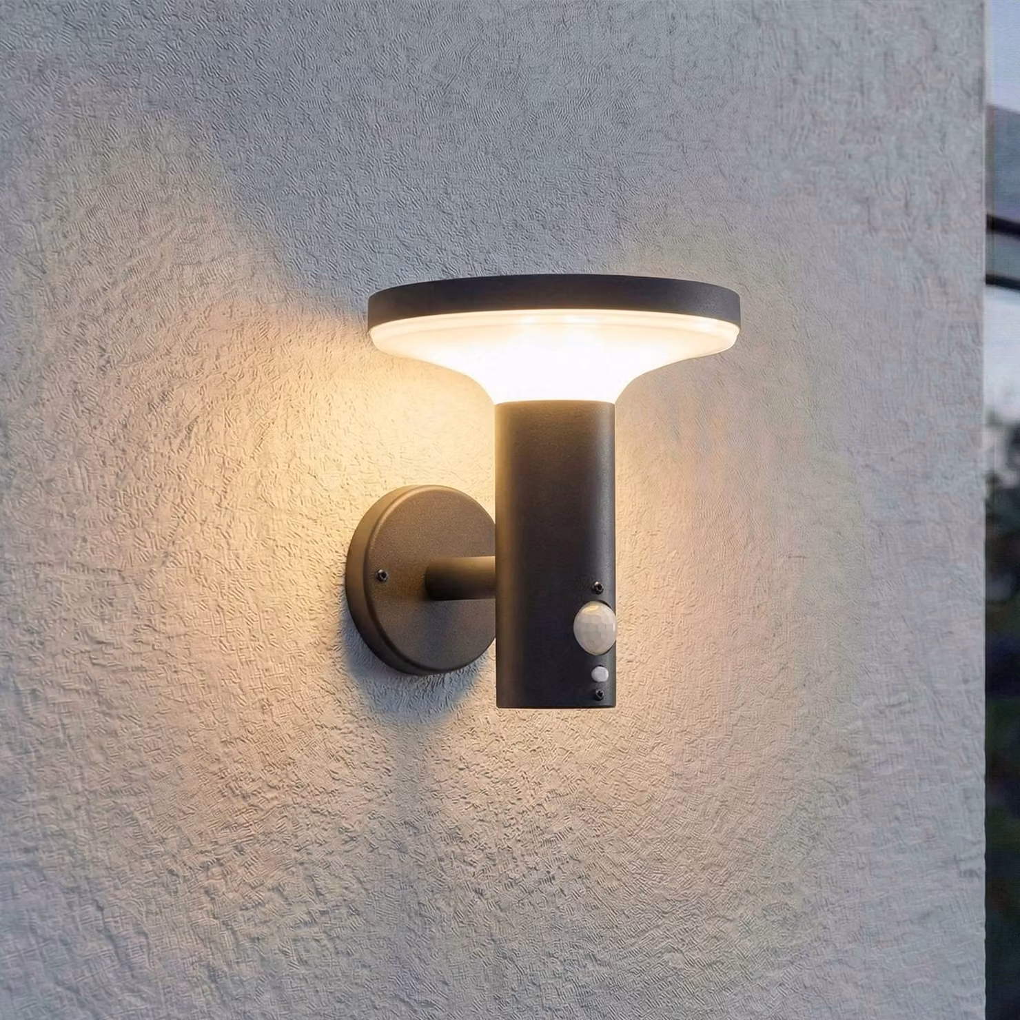 Lampada da parete solare a LED PRIOS Kalen, 17 cm, nera, con sensore Kalen, Nero, Metallo, Moderno, Applique da esterni
