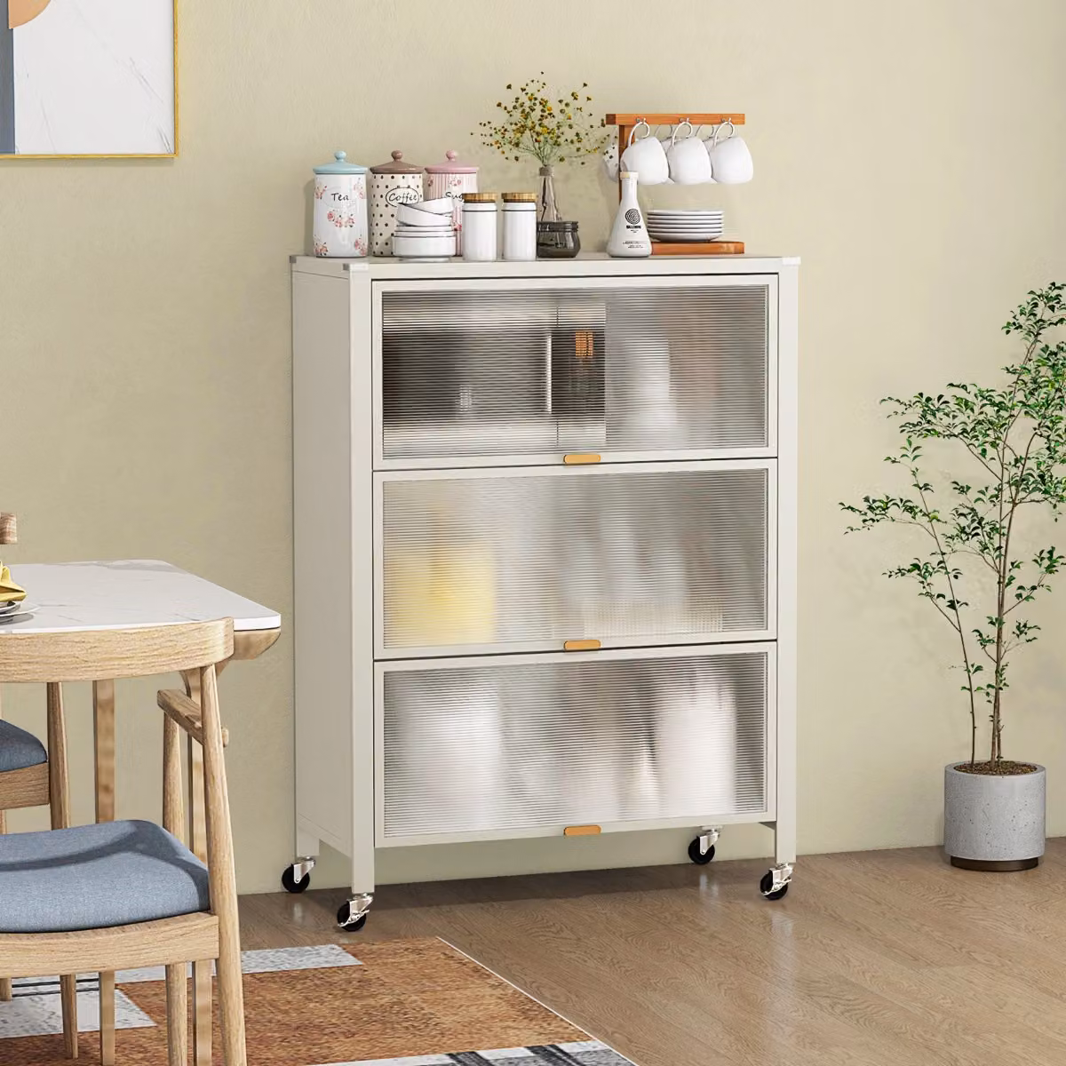 Mobiletto da cucina Costway in metallo bianco con ante ribaltabili e ripiani interni per microonde e snack