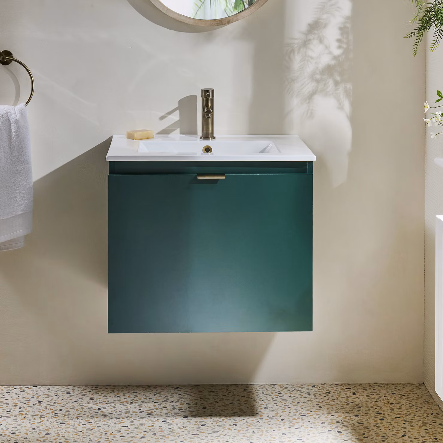 Mobile Bagno Verde Scuro Sospeso da 600mm con Lavabo e Maniglia con Impugnatura a Dito in Ottone Spazzolato - Cluo