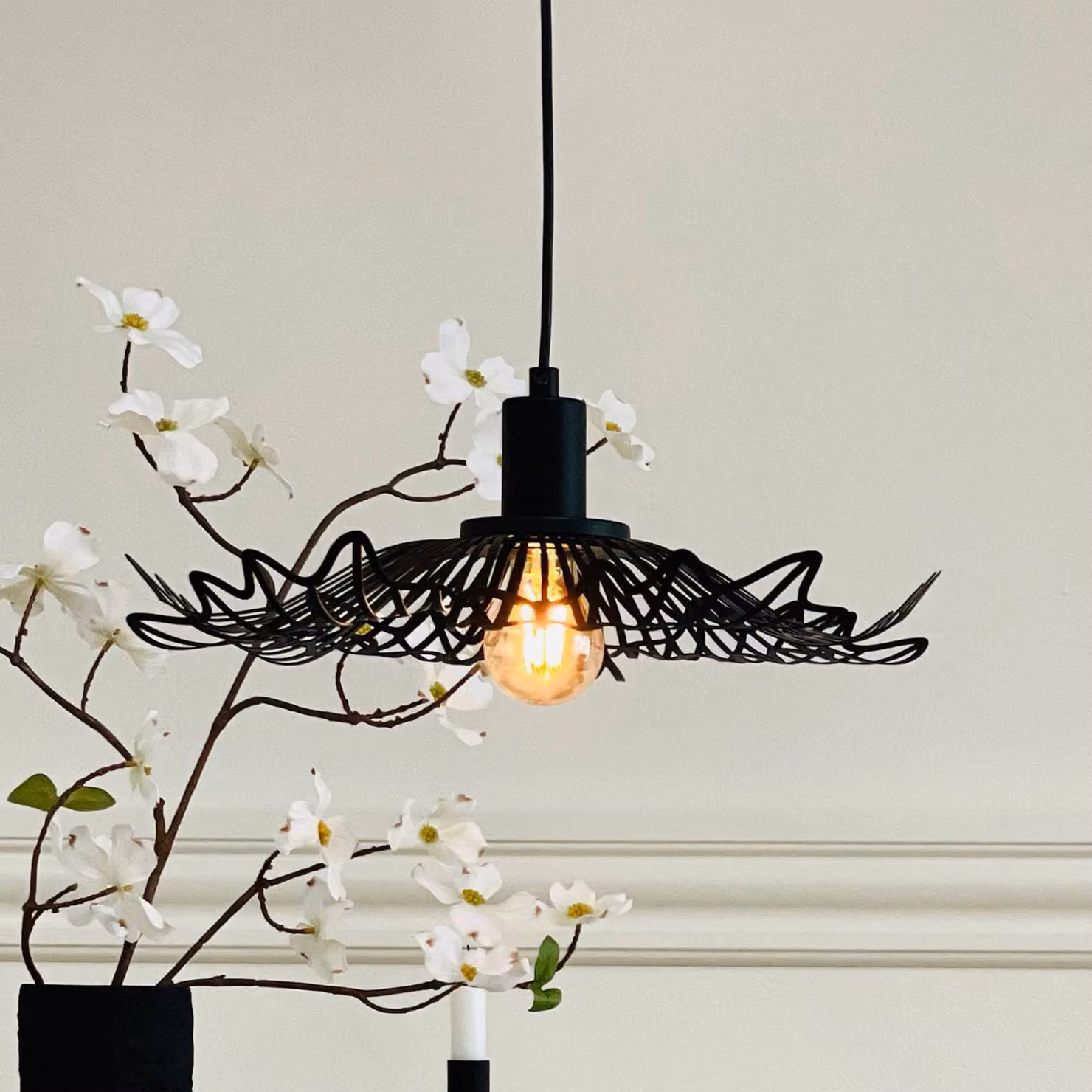 Dyberg Larsen Lampada a sospensione Flora, dimmerabile, Nero, Soggiorno / Sala da pranzo, Metallo, Design, Lampada a sospensione