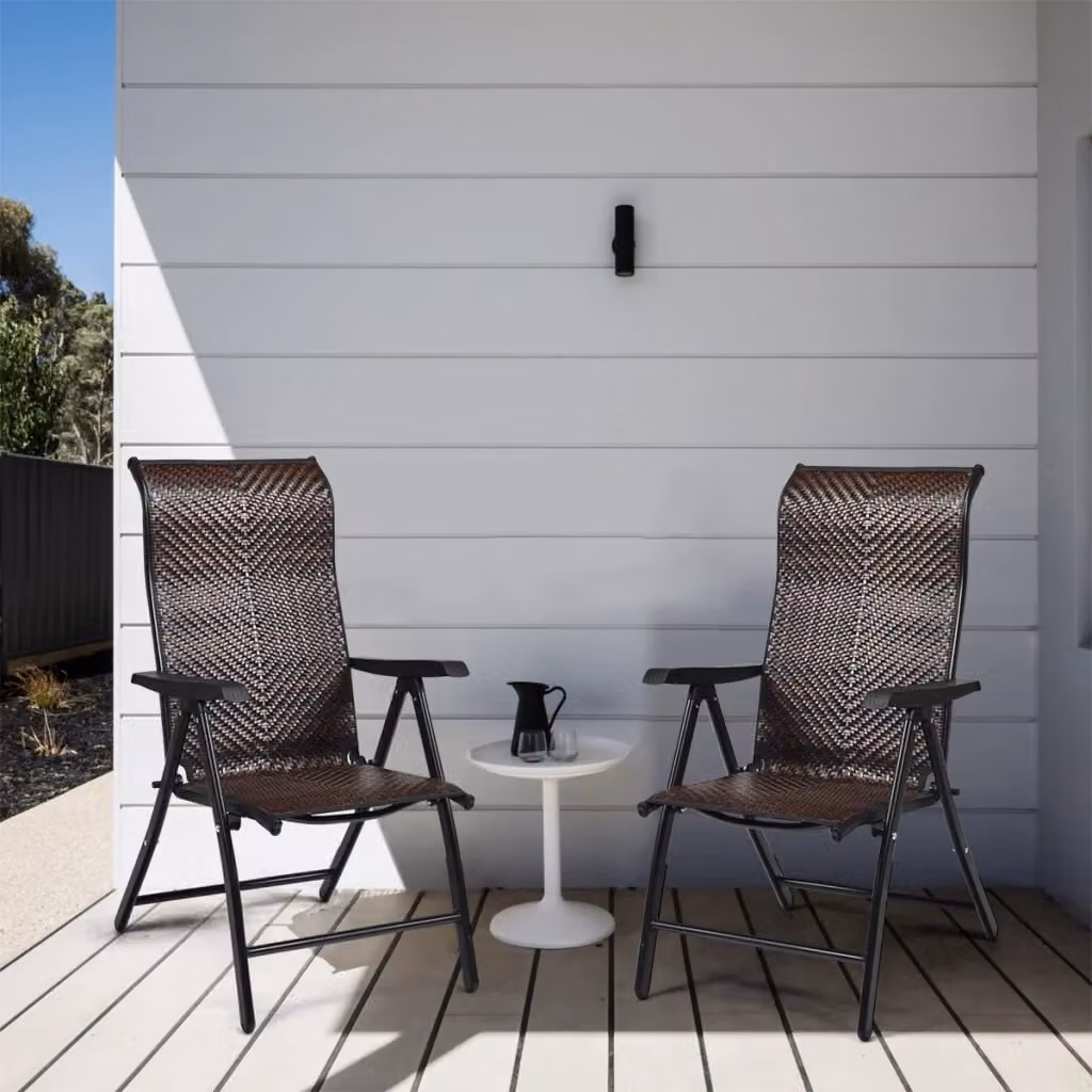 Sedia pieghevole moderna in rattan e metallo con braccioli e cuscini rimovibili resistente alle intemperie per giardino, disponibile in marrone o nero, L/P/H: 58 x 44 x 102 cm – 2
