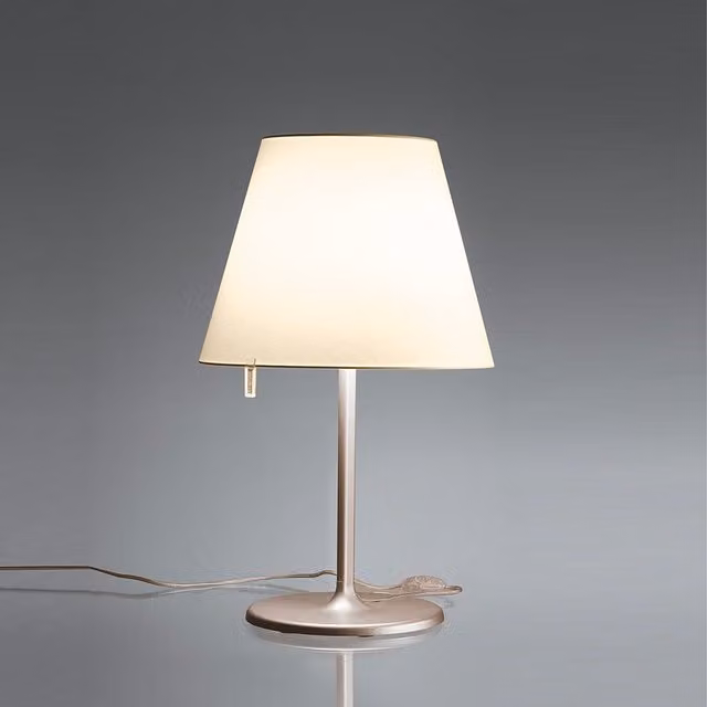 Artemide Melampo Lampada da tavolo bianca con paralume in tessuto e struttura in metallo