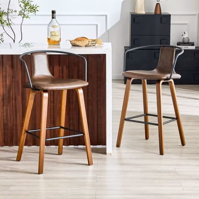 Set da 2 sgabelli da bar REDOM in stile scandinavo con braccioli, seduta in ecopelle marrone e struttura in legno e metallo, seduta 42 cm – 1