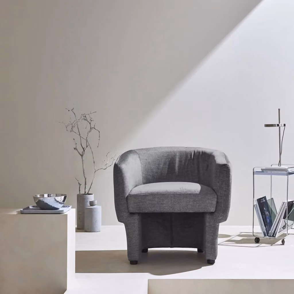 Sedia lounge moderna Sweeek in tessuto grigio con struttura in legno e schiuma – 2