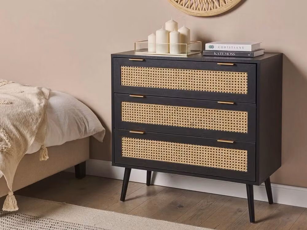 Cassettiera Beliani in legno di gomma e rattan nero con 3 cassetti soft close e dettagli oro in stile Boho per soggiorno o camera da letto L/P/H: 80 x 40 x 80 cm – 2
