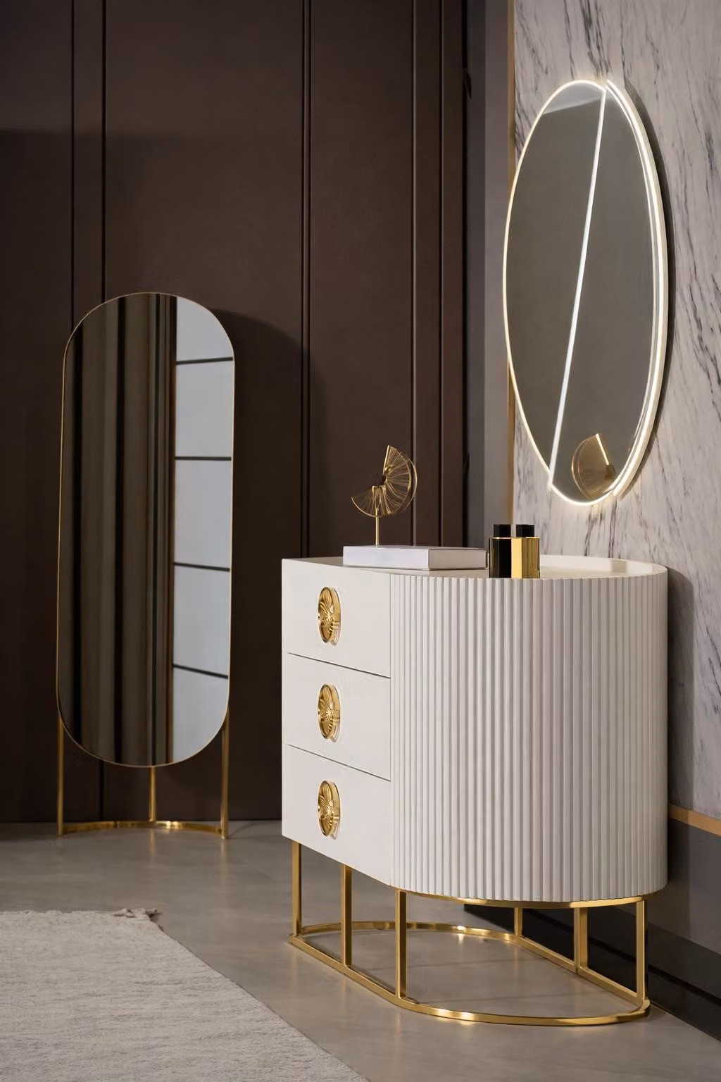 Elegante set composto da cassettiera e specchio da terra con dettagli dorati
