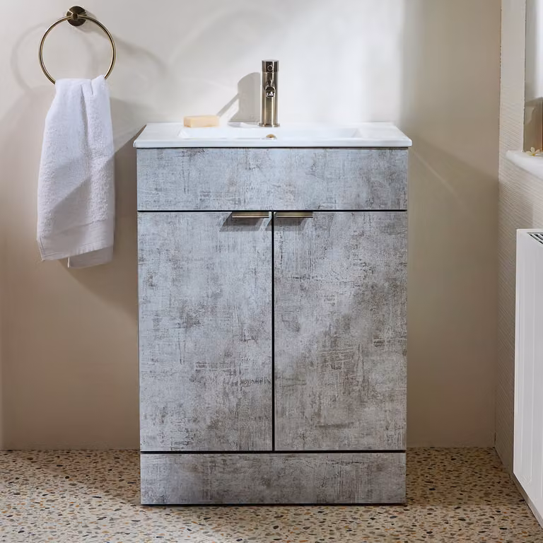 Mobile Bagno a Terra Grigio Cemento da 610mm con Lavabo e Maniglie con Impugnatura a Dito in Oro Spazzolato - Cluo