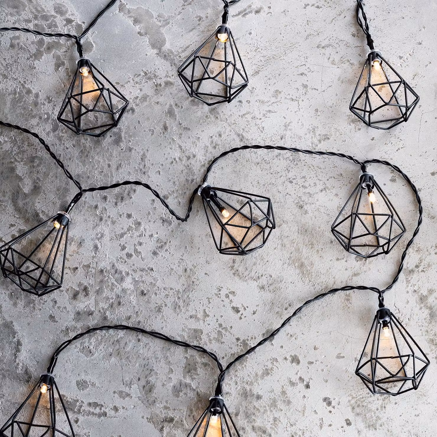 Catena luminosa con 10 lanterne a LED, design geometrico, metallo nero, alimentazione a batteria