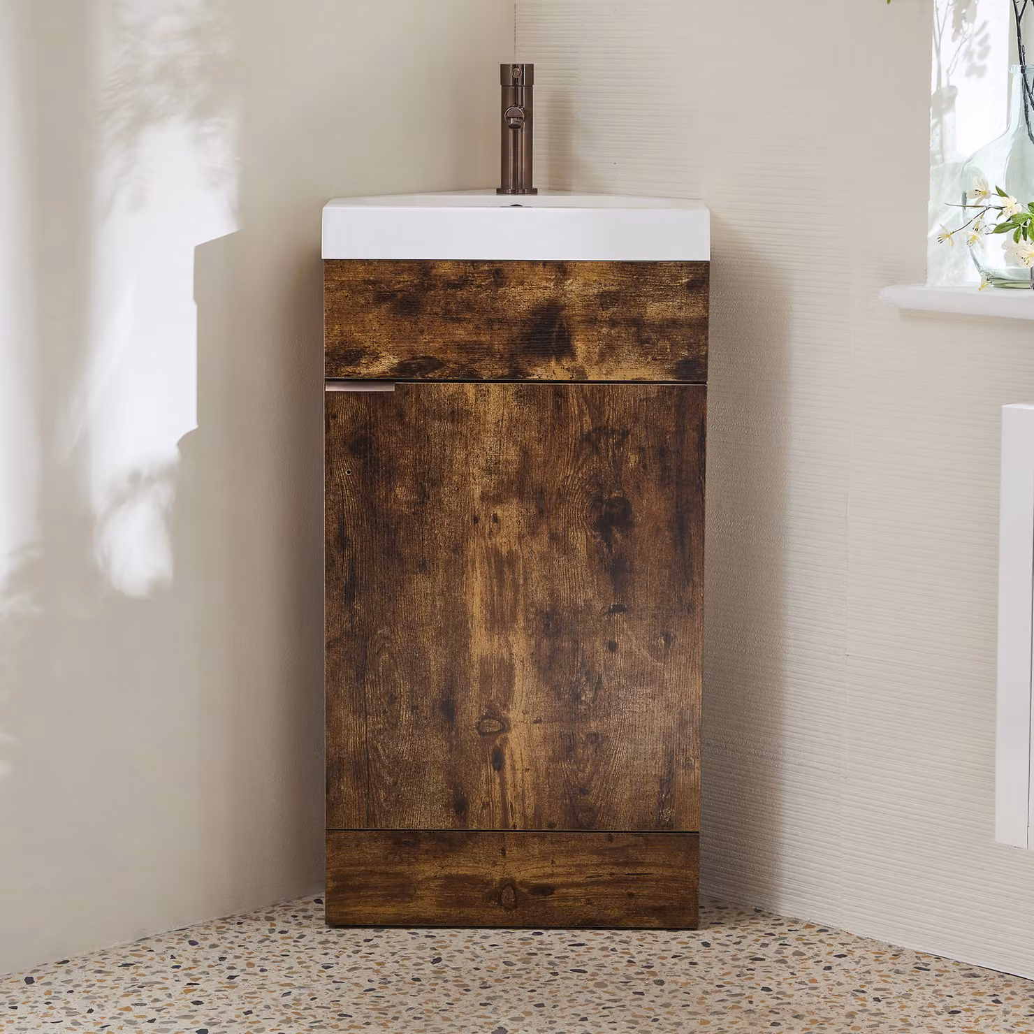 Mobile Bagno a Terra Angolare Rovere Scuro da 450mm con Lavabo e Maniglia con Impugnatura a Dito in Bronzo Spazzolato - Cluo
