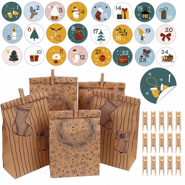 Calendario dell'Avvento da riempire: 24 sacchetti di carta marrone con numeri, adesivi e graffette di legno. Dimensioni: 12x6x23,5 cm. Motivi natalizi