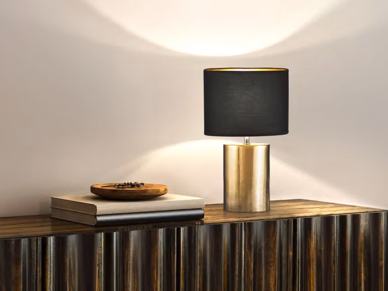 Lampada da tavolo con base in Vetroceramica color bronzo e paralume in tessuto nero interno oro, altezza 43 cm