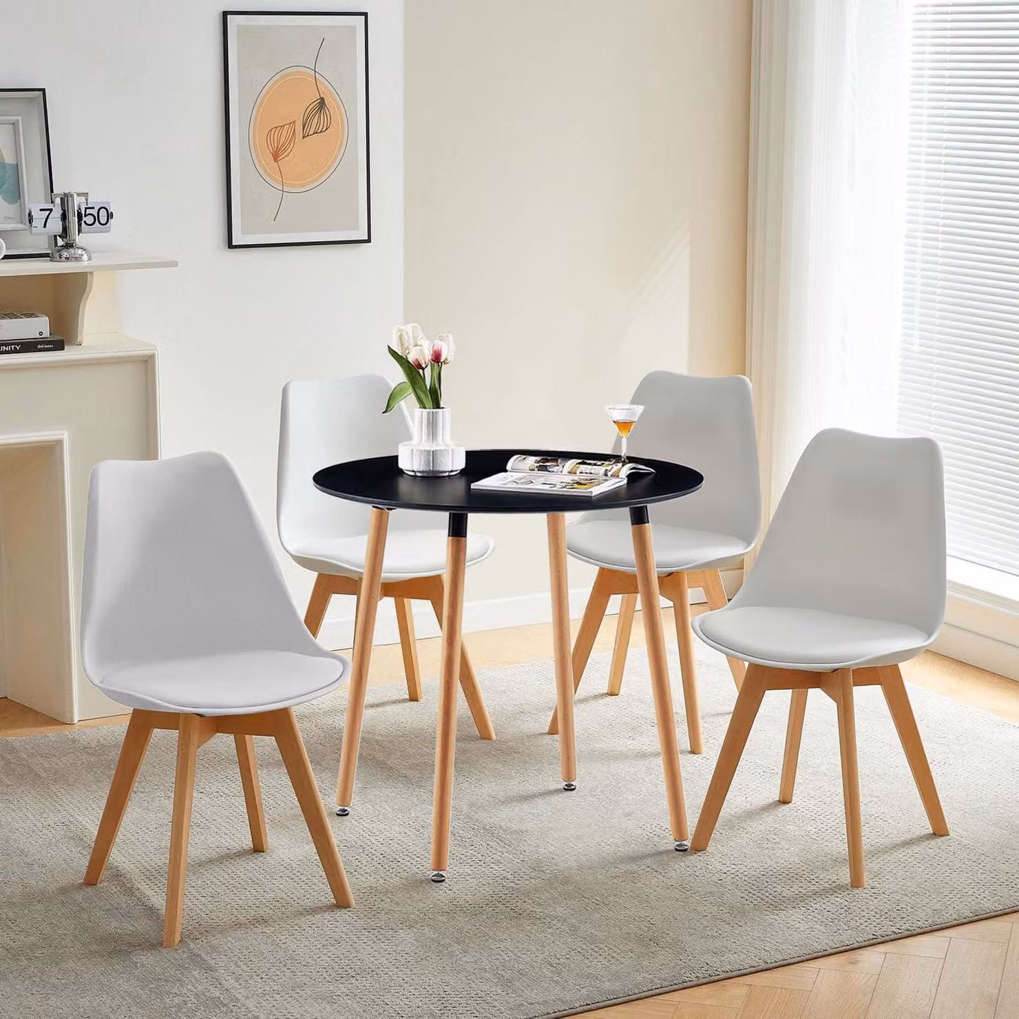 Set da pranzo composto da un tavolo rotondo nero e 4 sedie in legno di faggio bianco