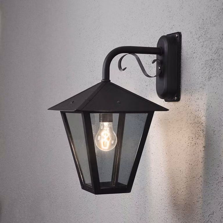 Lampada da parete Konstsmide Benu in alluminio laccato nero con vetro acrilico fumé