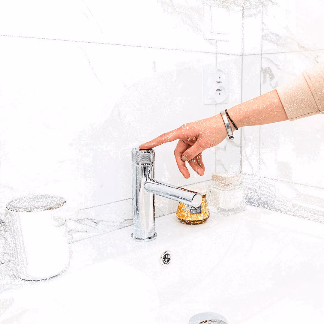 Miscelatore verticale per lavello di design con tappo cromato