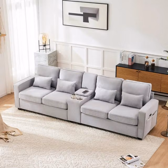 Divano 4 posti con console 2 porte USB 2 portabevande tasche laterali e 4 cuscini in tessuto effetto lino grigio