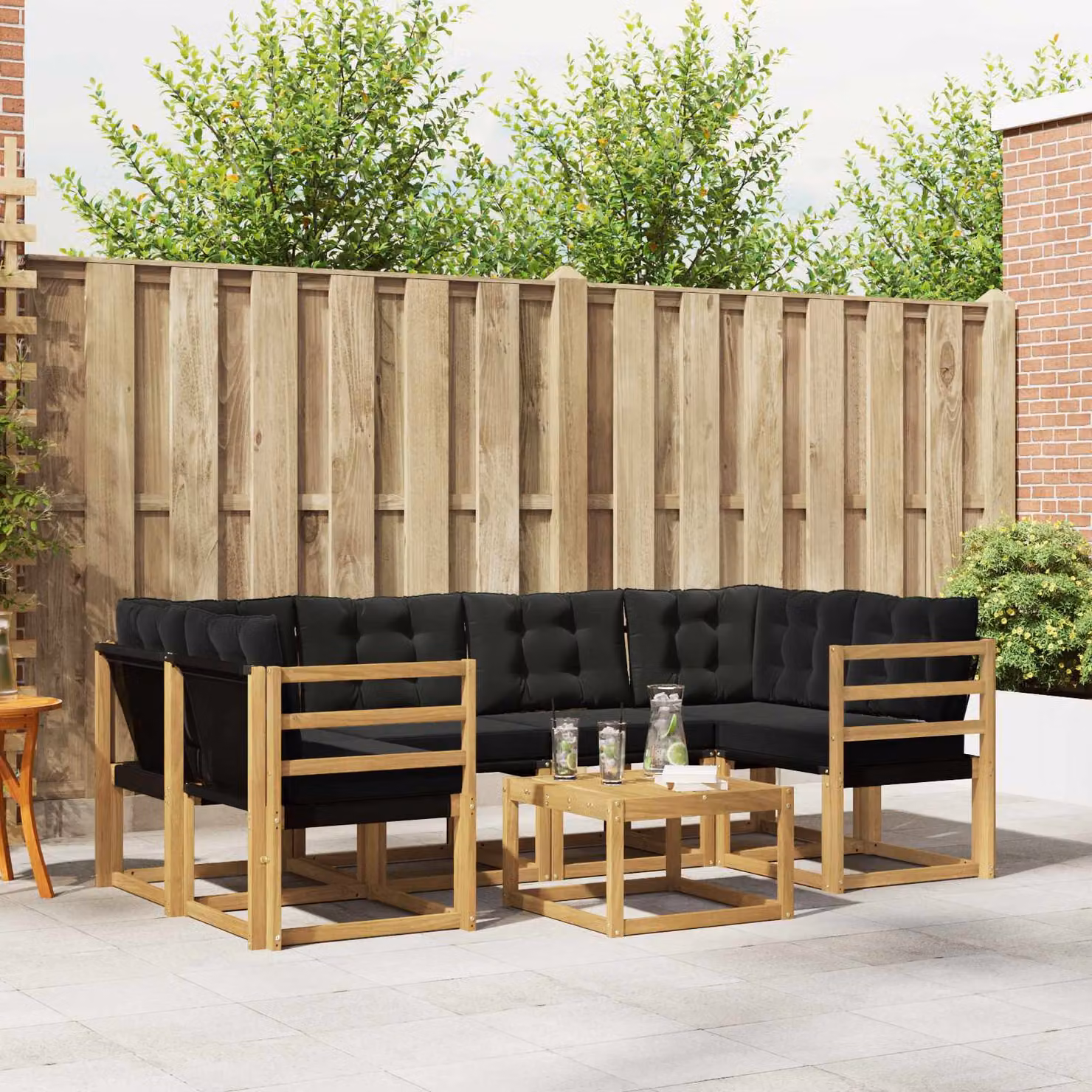 Set di divani da esterno vidaXL 7 pz a forma di L in legno di acacia con tavolo da caffè, bianco e nero