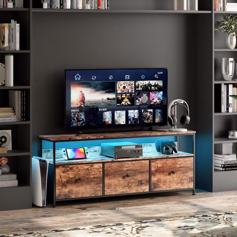 Moonbite: Mobile TV, larghezza 137 cm – 3 cassetti rivestiti in tessuto, ripiano aperto e fori per cavi, piedini regolabili, legno, colore marrone
