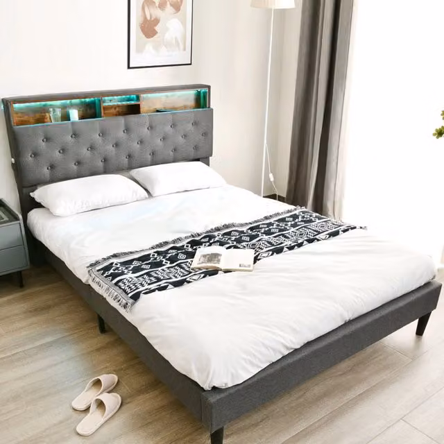 Letto matrimoniale imbottito 140x200 con testiera contenitore e luci LED; struttura in legno e metallo; grigio