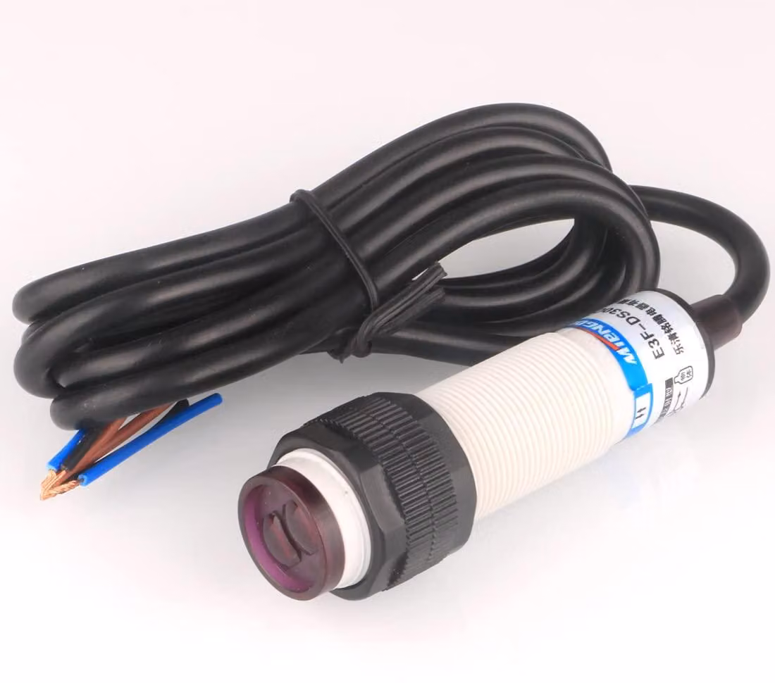 Sensore fotoelettrico a diffusamente riflesso, regolabile, da 6-36V DC, con distanza di rilevamento di 10 cm