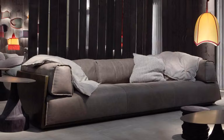 Dreisitzer Couch Polster Design Sofa Moderne 3er Sitz Zimmer Möbel Braun Sofas