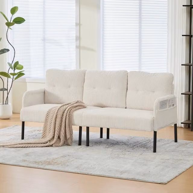Divano 3 posti Minimal in tessuto morbido beige e bianco con gambe in metallo e tasche laterali