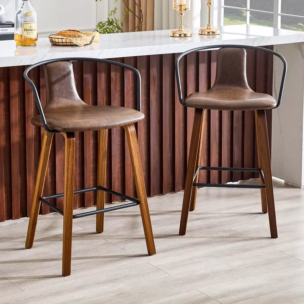 Set di 2 Sgabelli da Bar MINIMAL con Braccioli in Tessuto Teddy o Similpelle Marrone, Gambe in Legno e Poggiapiedi in Metallo in Stile Scandinavo – 2