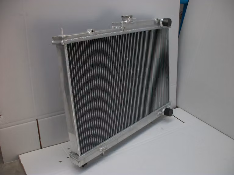 Radiatore in alluminio - Ideali per auto sportive turbo - Dimensioni: 648x400x42 mm - 2 file - Componenti per il sistema di raffreddamento dell'auto