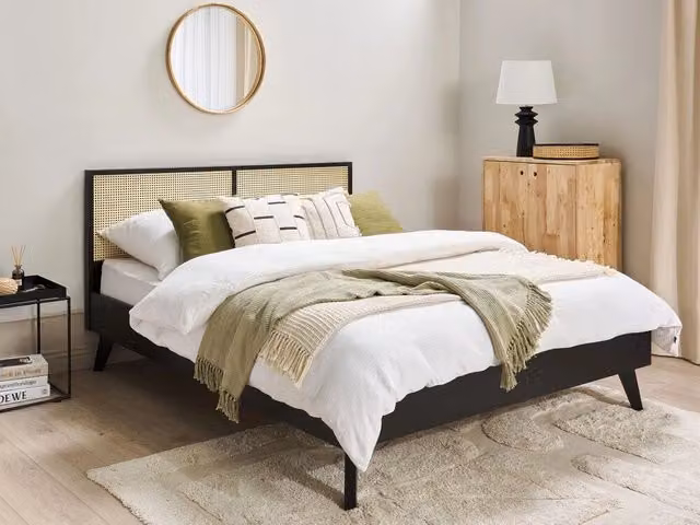 Letto matrimoniale BELIANI in legno di pino nero con testiera in vimini stile boho, L/P: 160 x 200 cm